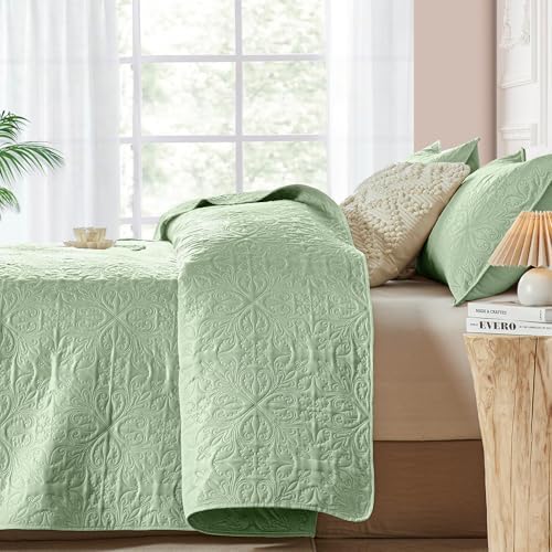 Akkialla Full Queen Quilt Bedding Set Light Green Microfiber Floral Pattern
