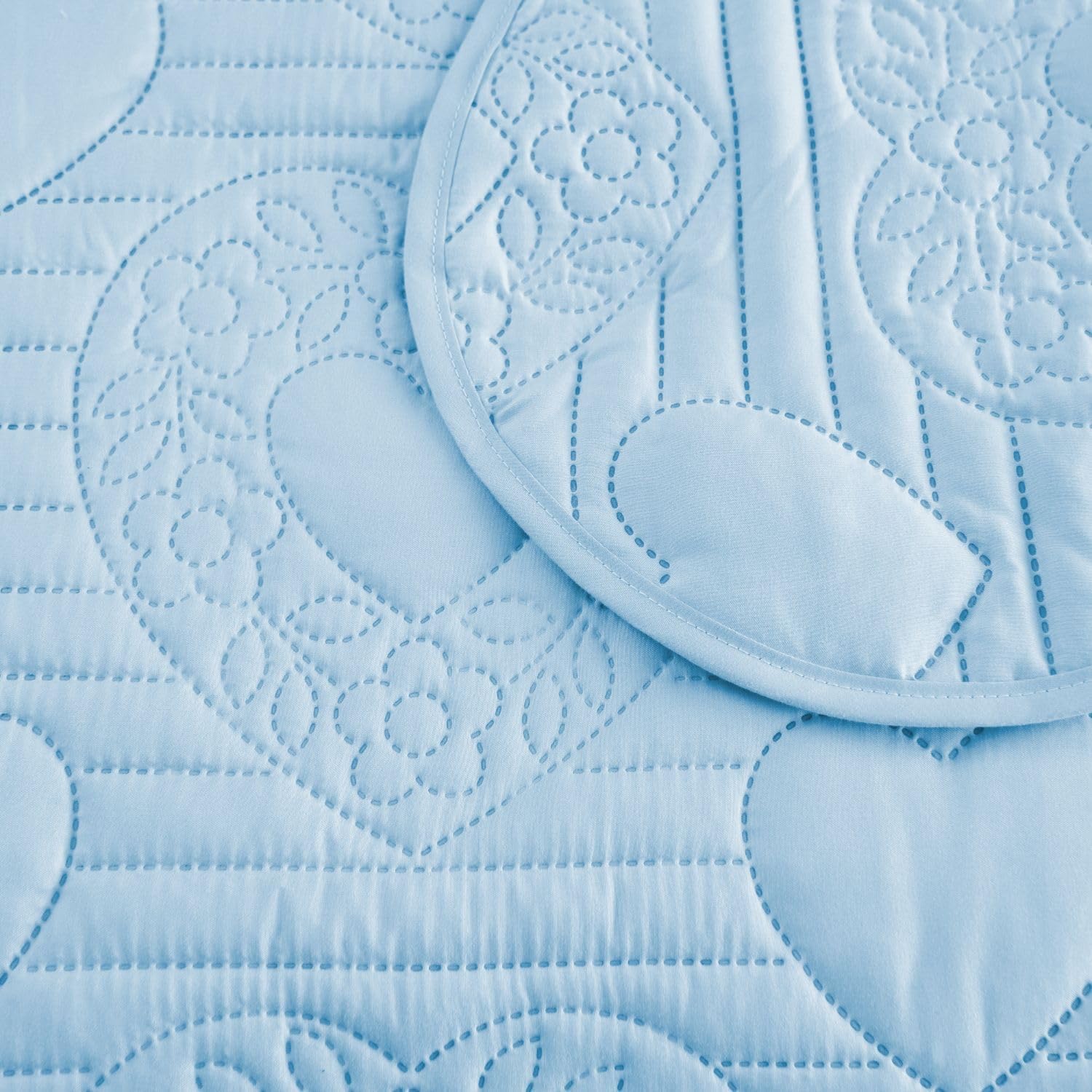 Auemtyn King Size Quilt Set with Heart Pattern