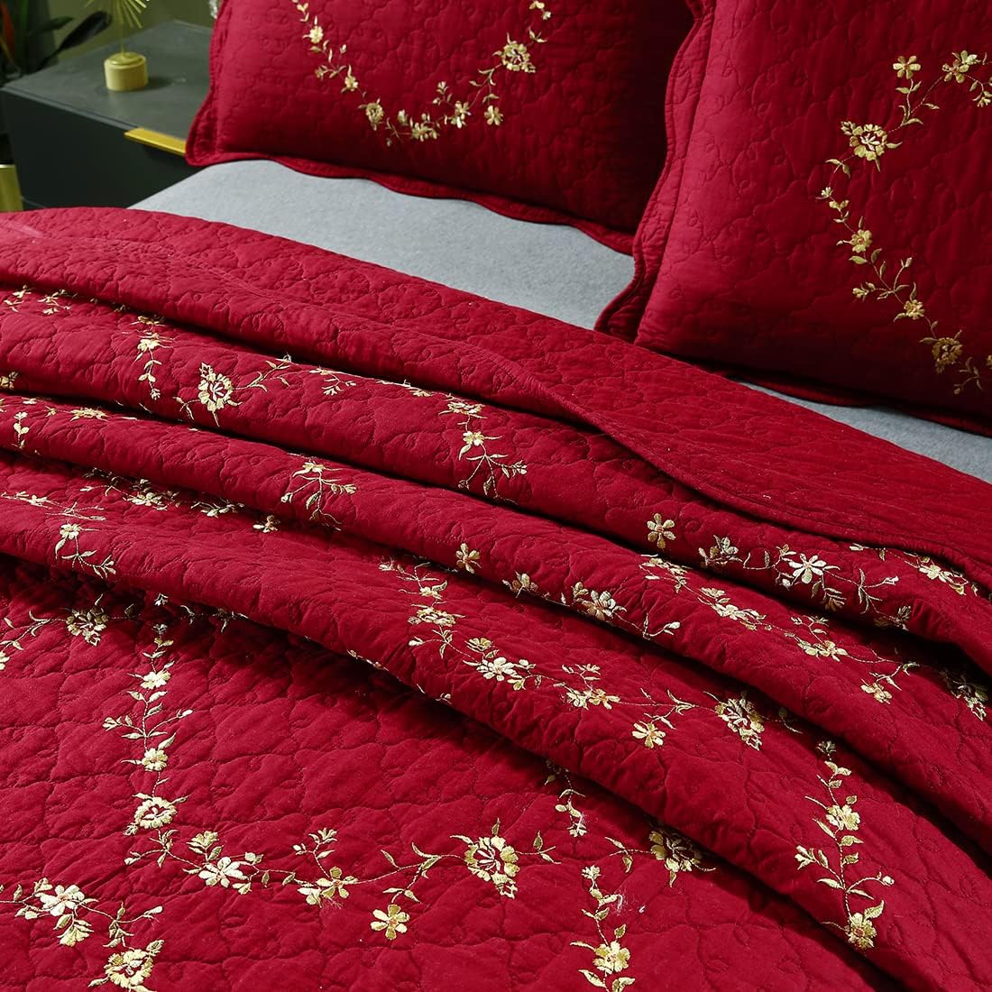 Vctops 3-Piece Christmas Red Floral Bedspread Set