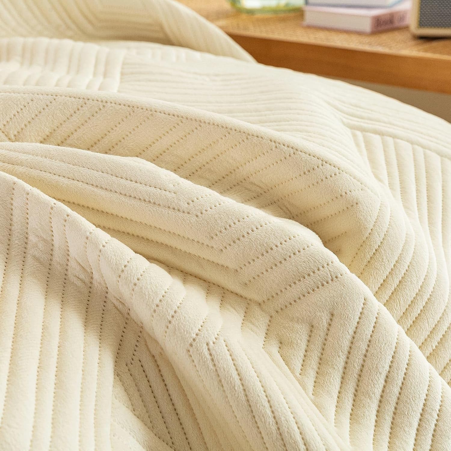 JiaPoem Quilt Set - Lightweight Microfiber Bedspread with Coin Pattern