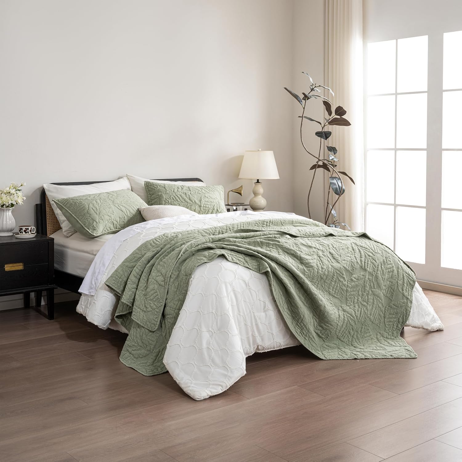 Cotton Quilt Queen Size Green Bedding Set with 2 Shams