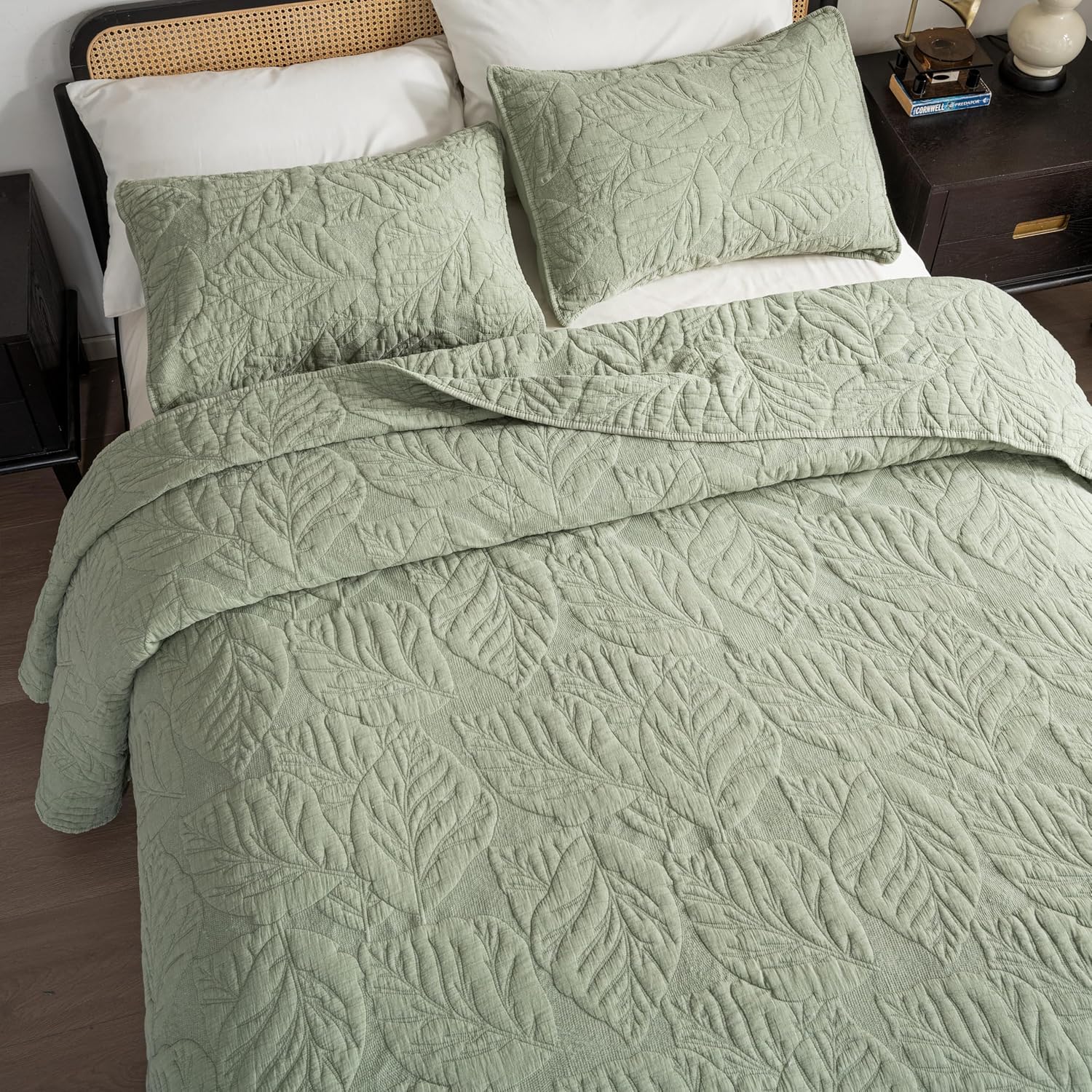 Cotton Quilt Queen Size Green Bedding Set with 2 Shams
